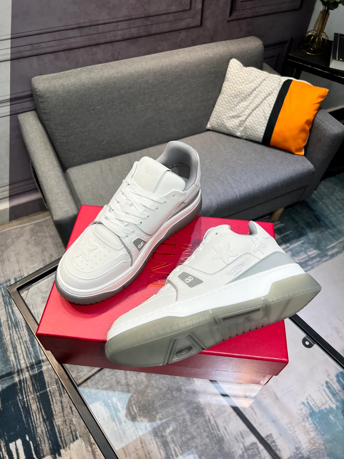 Men's Men's Shoes 💰660 Valentino 2023 early autumn new star shoes are now online! Wang Hedi and Ren Jialun have been worn by many celebrities. Who can refuse the same couple shoes as Wang Hedi! The design of Stars Stab My Heart is cool and spicy. The material of the shoes is cowhide, and every color is beautiful! Size 35-40, men’s size 39-44 (women’s 41, men’s 38, 45🉑️customized)